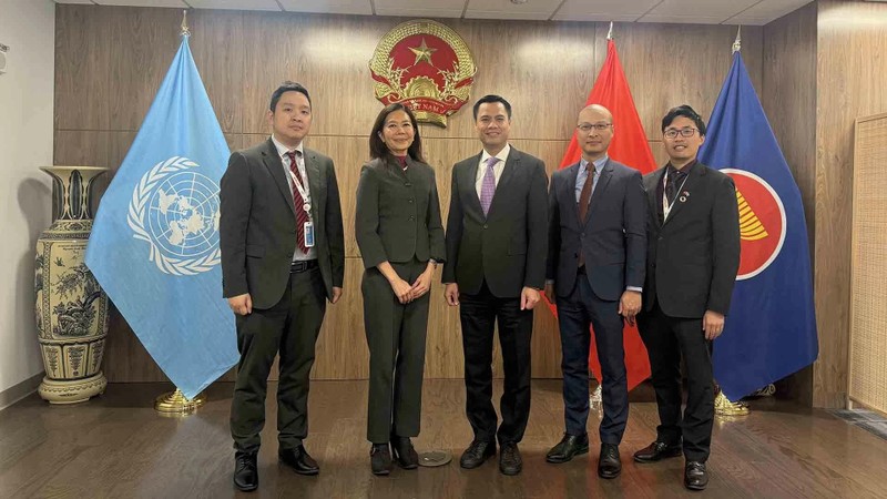 Le chef de la Mission permanente du Vietnam auprès des Nations Unies, l'ambassadeur Dang Hoang Giang (3e à droite) a reçu le 17 octobre à New York, Mme Pauline Tamesis, coordinatrice résidente des Nations Unies au Vietnam. Photo : baoquocte.vn