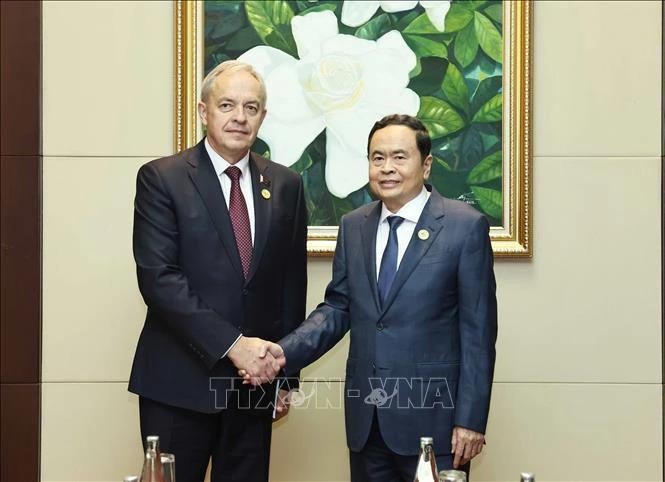 Le président de l'Assemblée nationale du Vietnam, Tran Thanh Man (droite), et le président de la Chambre des représentants de la Biélorussie, Igor Sergeyenko. Photo : VNA.