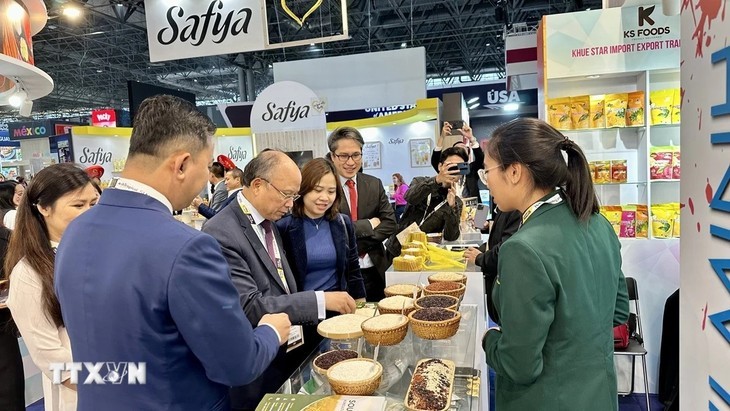 L'ambassadeur du Vietnam en France, Dinh Toàn Thang, visite un stand vietnamien au SIAL de Paris. Photo : VNA.