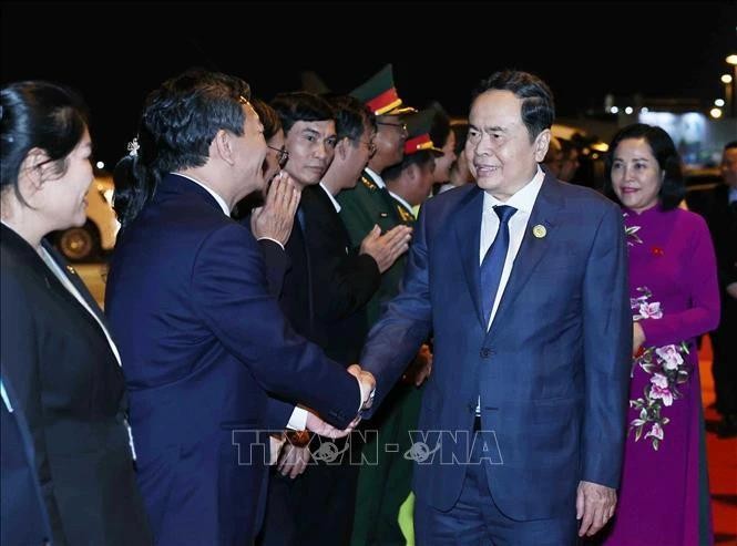 Le président de l'Assemblée nationale du Vietnam, Tran Thanh Man, termine sa visite officielle au Laos et sa participation à l'AIPA-45. Photo : VNA.