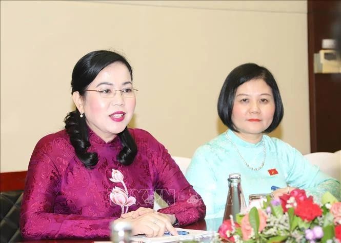 La présidente de la Commission des affaires liées aux députés de l'Assemblée nationale (AN), et cheffe adjointe de la Commission d’organisation du Comité central du Parti Nguyen Thanh Hai (gauche). Photo : VNA.