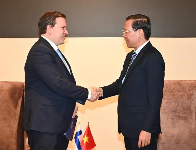 Le président du Comité populaire de Hô Chi Minh-Ville, Phan Van Mai (à droite) et le ministre finlandais du Commerce extérieur et du Développement, Ville Tavio. Photo : sggp.org.vn