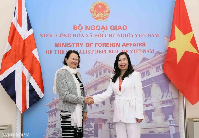 La vice-ministre vietnamienne des Affaires étrangères (AE) Lê Thi Thu Hang (droite) et la secrétaire d'État chargée de la région Indo-Pacifique au ministère britannique des Affaires étrangères, Catherine West. Photo : VNA.