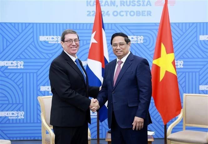 Le Premier ministre Pham Minh Chinh (à droite) et le ministre cubain des Affaires étrangères Bruno Rodriguez Parrilla, à Kazan, en Russie. Photo : VNA.