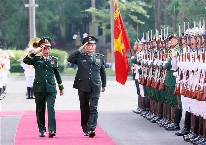 Le vice-président de la Commission militaire centrale et ministre vietnamien de la Défense Phan Van Giang (à gauche) et le vice-président de la Commission militaire centrale de Chine, Zhang Youxia. Photo : VNA.