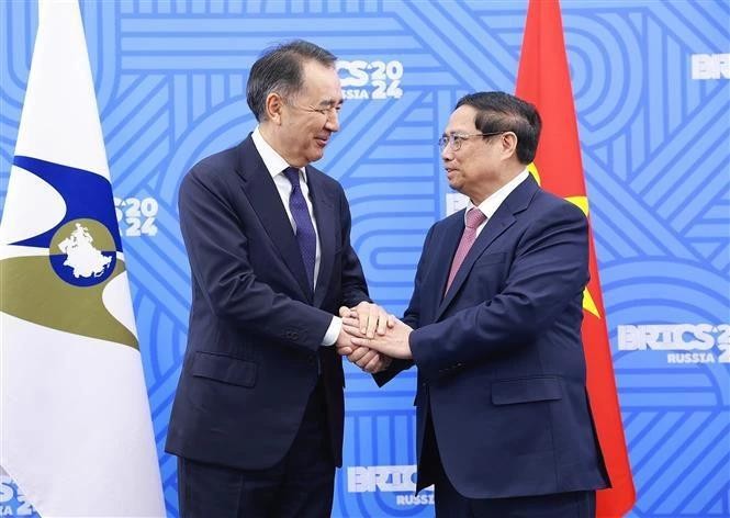 Le Premier ministre Pham Minh Chinh (à droite) et le président du Conseil d'administration de la Commission économique eurasienne, Bakytzhan Sagintayev. Photo : VNA.