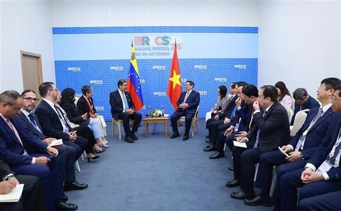 Le Premier ministre Pham Minh Chinh (à droite, au centre) et le président vénézuélien Nicolas Maduro à Kazan, en Russie. Photo : VNA.