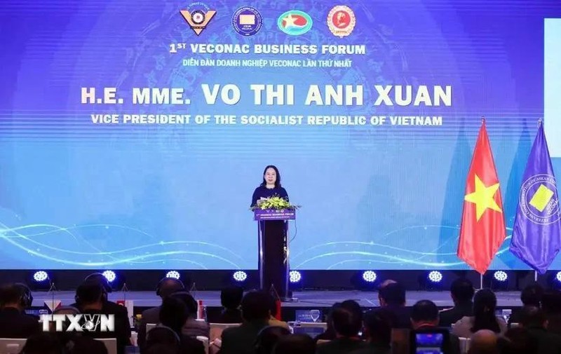 La vice-présidente vietnamienne Vo Thi Anh Xuân lors de l’ouverture du premier Forum des affaires de la VECONAC, à Hanoi, le 25 octobre. Photo : VNA.