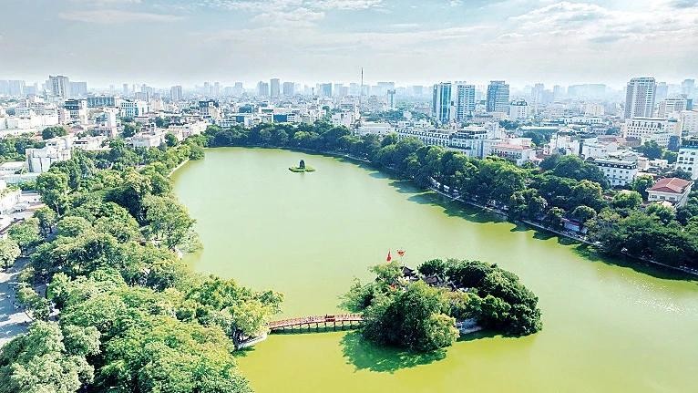 Un coin du lac Hoan Kiem à Hanoï. Photo : NDEL.