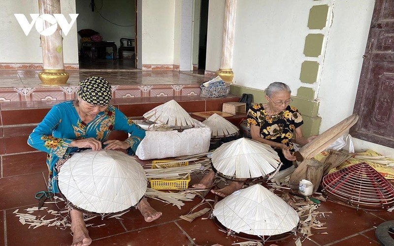 Le village de Mao Cau est reconnu par le Comité populaire de la province de Hung Yen comme village artisanal traditionnel produisant des chapeaux coniques depuis 2003. Photo : VOV.