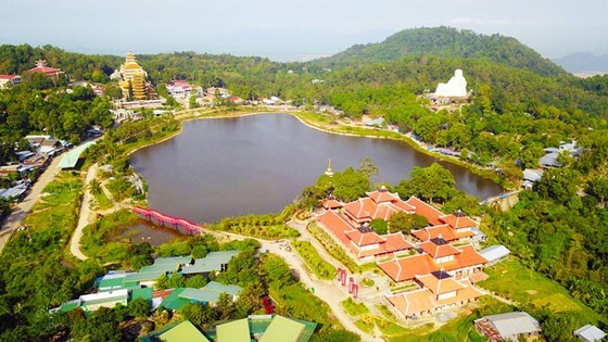 La montagne Cam, située dans la province d’An Giang (au sud), est un lieu sacré au milieu de la beauté majestueuse de la nature. Photo : sggp.org.vn