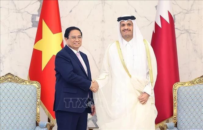 Le Premier ministre vietnamien Pham Minh Chinh (à gauche) et son homologue qatari Mohammed bin Abdulrahman bin Jassim Al Thani se serrent la main, à Doha. Photo : VNA.