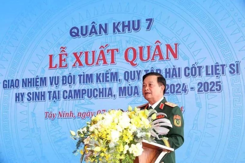 Le commissaire politique de la 7e région militaire, le général de division Trân Hoài Trung, prend la parole lors de la cérémonie de départ dans la province de Tây Ninh, le 7 novembre. Photo : VNA.