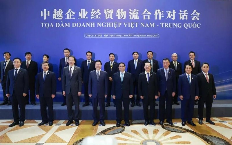 Le PM vietnamien à l'échange de vue avec des entreprises vietnamiennes et chinoises à Chongqing. Photo : VNA.