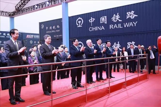 A Chongqing, le Premier ministre accueille le train express de l'ASEAN en provenance de Hanoi. Photo: VNA