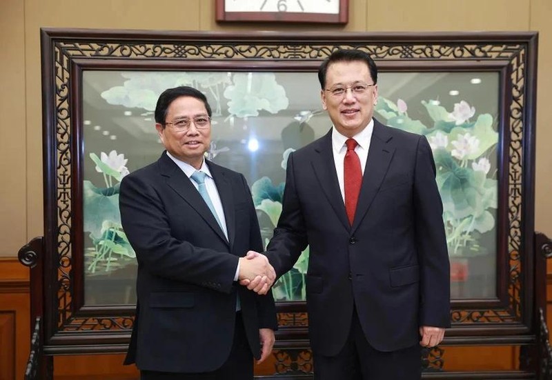 Le Premier ministre Pham Minh Chinh (à gauche) et le membre du Politburo du Comité central du Parti communiste chinois (PCC) et secrétaire du Comité municipal du PCC de Chongqing, Yuan Jiajun. Photo : VNA.