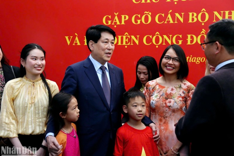 Le Président Luong Cuong rencontre la communauté vietnamienne au Chili. Photo : VNA.