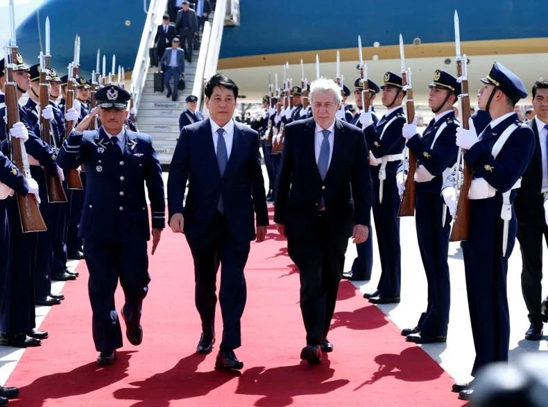 La cérémonie d'accueil du Président Luong Cuong à l'aéroport national Arturo M. Benitez dans la capitale Santiago. Photo : VNA.