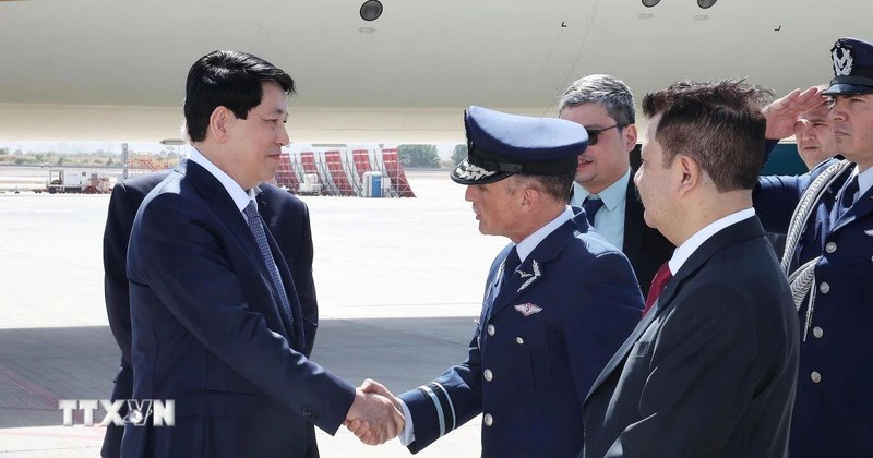 La cérémonie d'accueil du Président Luong Cuong à l'aéroport national Arturo M. Benitez dans la capitale Santiago. Photo : VNA.