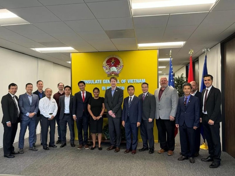 Hoang Thuy Duong et des cadres du bureau commercial du Vietnam à Houston et le Consulat général reçoivent les représentants des associations et des entreprises américains lors de l’événement. Photo : congthuong.vn