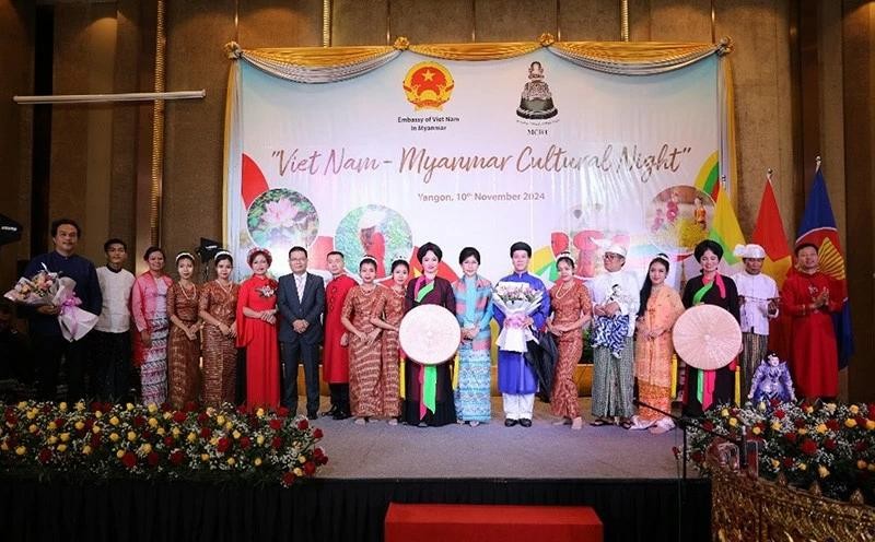 La soirée culturelle Vietnam-Myanmar est non seulement une opportunité d’échange culturel entre les artistes des deux pays, mais aussi une opportunité pour le public de profiter de la beauté musicale unique du Vietnam et du Myanmar. Photo : CPV.