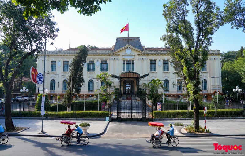 Le Palais du Tonkin n'est pas seulement un bâtiment, mais aussi un témoin historique d'événements importants du pays. Cet endroit était autrefois le Palais du Résident Supérieur du Tonkin et ensuite le Palais du Commissaire impérial du Nord et le lieu où se sont déroulés de nombreux événements historiques importants, tels que le soulèvement général pour prendre le pouvoir en 1945. Photo : toquoc.vn