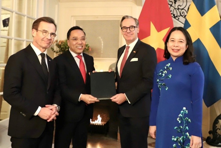 Le vice-ministre Nguyen Hoang Long a décerné le 11 novembre à Stockholm, en Suède, le protocole d’accord à Hakan Jevrell, Secrétaire d’État, ministère de la Coopération internationale au développement et du Commerce extérieur de Suède. Photo : congthuong.vn