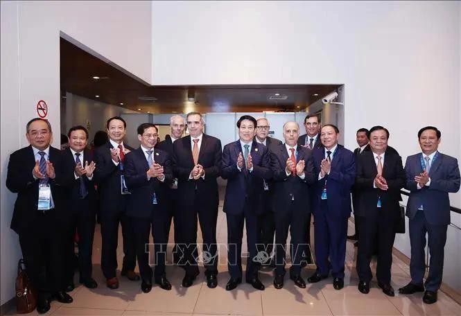 Le président Luong Cuong et des hommes d’affaires péruviens. Photo : VNA.