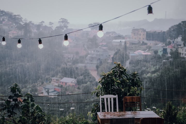 A Dà Lat, vous pourrez vous asseoir dans un espace chaleureux, déguster une tasse de café et écouter de belles chansons sur l’amour, la vie et la pluie. Photo : vtc.vn