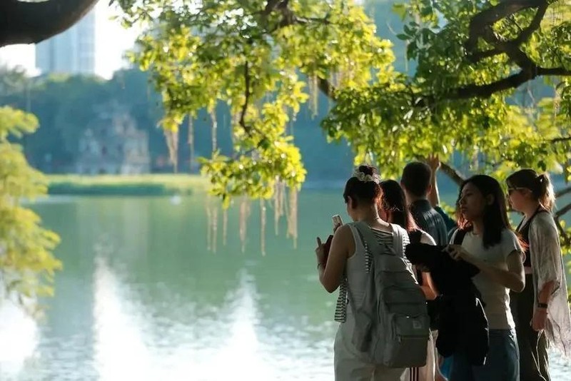 Des visiteurs à Hanoï. Photo : VNA.