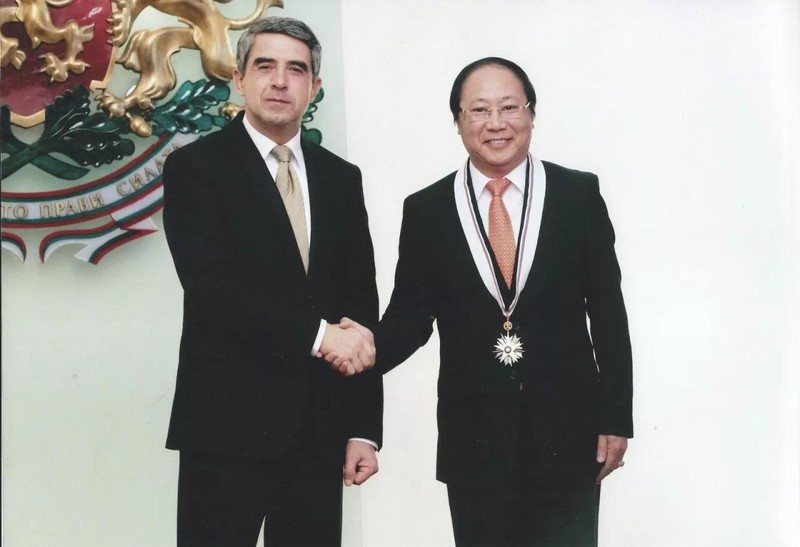 Lors de la remise de médaille Stara Planina de première classe de Bulgarie à l’ambassadeur du Vietnam en Bulgarie, Le Duc Luu (à droite). Photo : baoquocte.vn