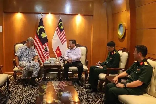 Le contre-amiral Nguyen Dinh Hung, commandant adjoint de la marine populaire vietnamienne, a rendu une visite de courtoisie à l'amiral Datuk Zulhelmy Ithnain, chef de la marine royale malaisienne à Kuala Lumpur le 21 novembre. Photo : VNA.