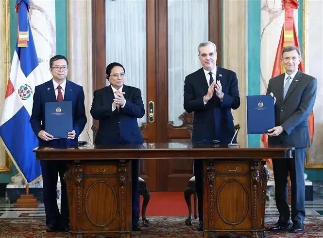 Le Premier ministre Pham Minh Chinh et le président de la République dominicaine, Luis Abinader Corona à la cérémonie de signature d'un protocole d'accord sur la coopération entre l'Académie diplomatique du Vietnam et l'Académie diplomatique de la République dominicaine. Photo: VNA