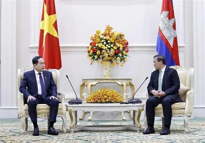 Le président de l'Assemblée nationale, Trân Thanh Mân (gauche), rencontre le Premier ministre cambodgien, Samdech Hun Manet. Photo: VNA