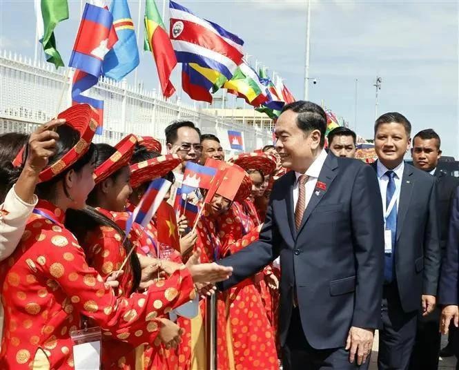 Cérémonie d’adieux du président de l’Assemblée nationale du Vietnam (ANV), Trân Thanh Mân, à l’aéroport international de Phnom Penh, au Cambodge, le 24 novembre. Photo : VNA.