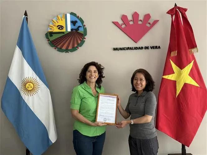 L’ambassadrice du Vietnam en Argentine, Ngô Minh Nguyêt (à droite) avec la maire de la ville de Vera, Paura Mitre. Photo : VNA.