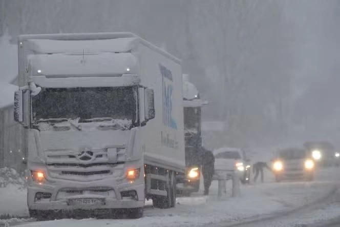 Des centaines de véhicules étaient bloqués sur les autoroutes. Photo : Le Monde.