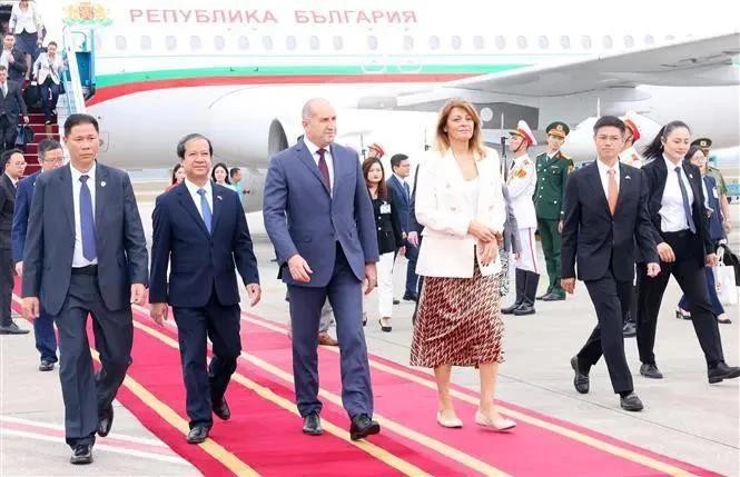 Le président bulgare Rumen Radev et son épouse à leur descente d’avion à l’aéroport international de Nôi Bài, à Hanoi, le 24 novembre. Photo : VNA.