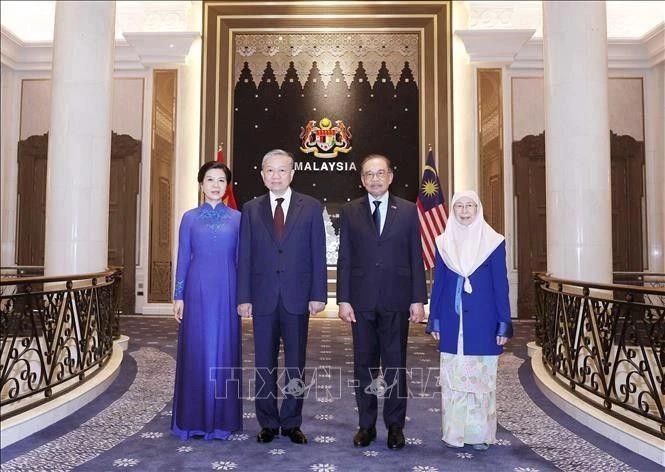 Le secrétaire général du Comité central du Parti communiste vietnamien Tô Lâm (deuxième à partir de la gauche) et son épouse (première à gauche) et le Premier ministre malaisien Anwar Ibrahim (deuxième à partir de la droite) et son épouse. Photo : VNA.