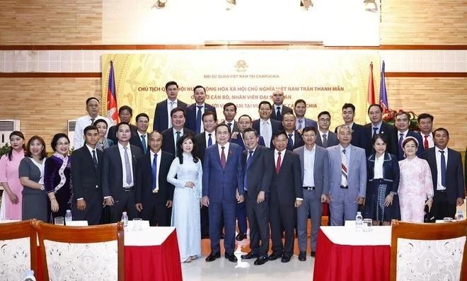 Le président de l’Assemblée nationale du Vietnam (ANV), Tran Thanh Man pose avec les délégués lors de la rencontre. Photo : VNA.