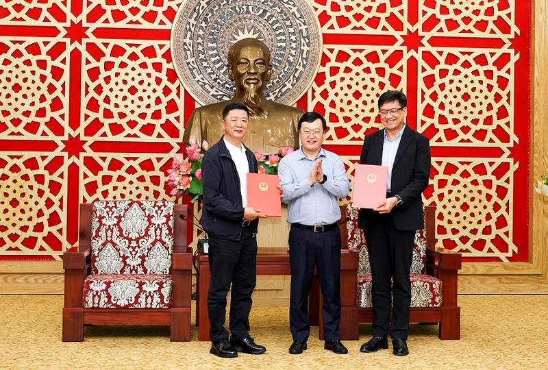 Remise de la licence d'investissement pour les projets de Luxshare - ICT (Nghe An) et de Luxshare - ICT (Nghe An) 2 au groupe chinois Luxshare. Photo : baodautu.vn