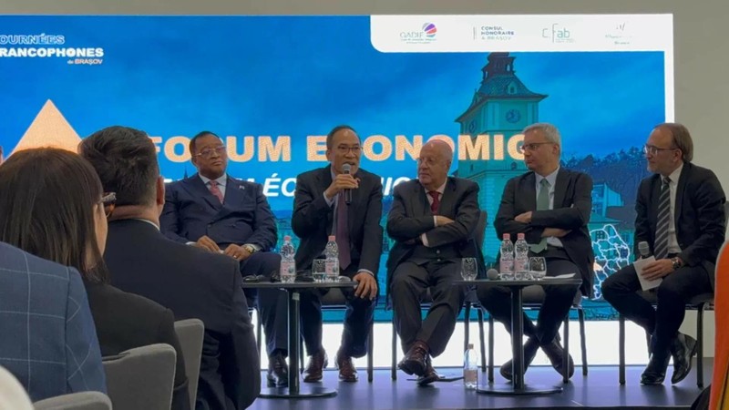 L’ambassadeur vietnamien en Roumanie, Do Duc Thanh (au micro) prend la parole lors du forum économique ayant pour thème « Potentiels, défis et opportunités ». Photo : baoquocte.vn