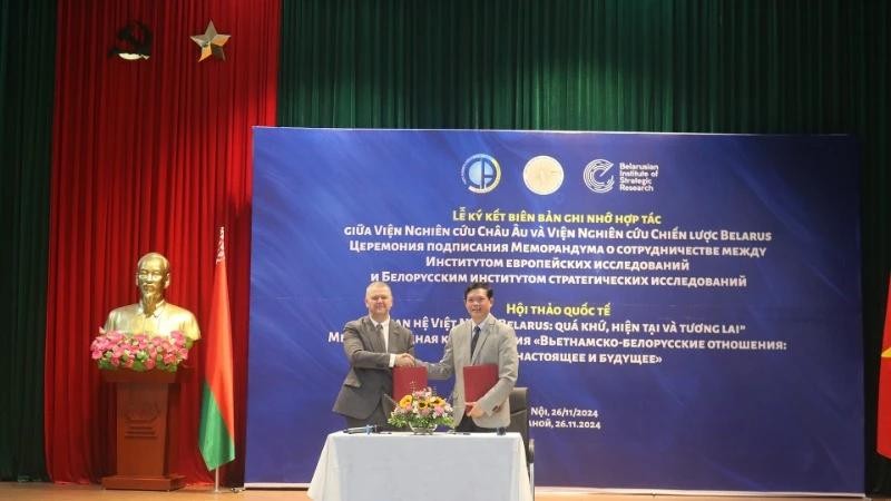 Signature du protocole d'accord de coopération entre l'Institut d'études européennes de l'Académie vietnamienne des sciences sociales et l'Institut biélorusse d'études stratégiques. Photo : NDEL.