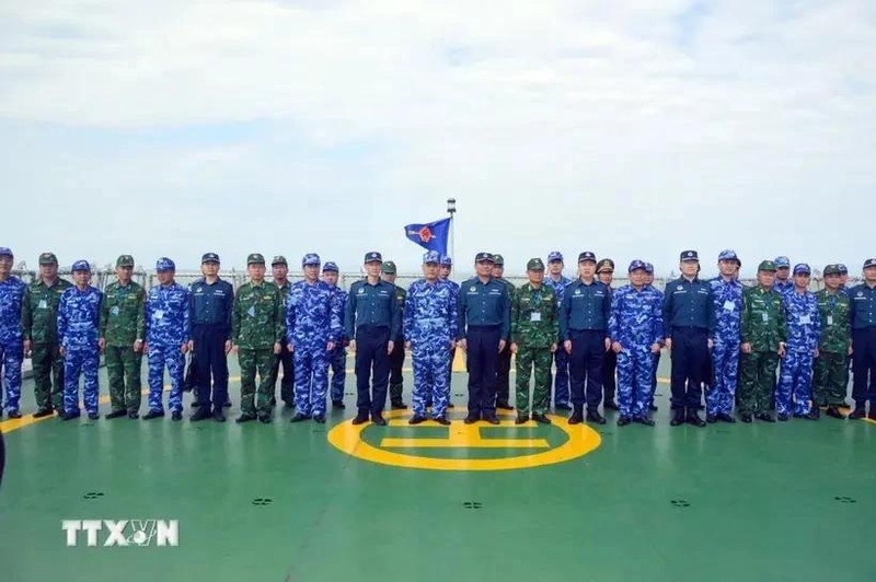 Vietnamiens et Chinois posent pour une photo de groupe à bord du CSB 8004. Photo : VNA.