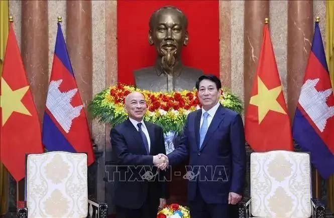 Le roi du Cambodge, Norodom Sihamoni, et le président vietnamien, Luong Cuong (à droite). Photo : VNA.