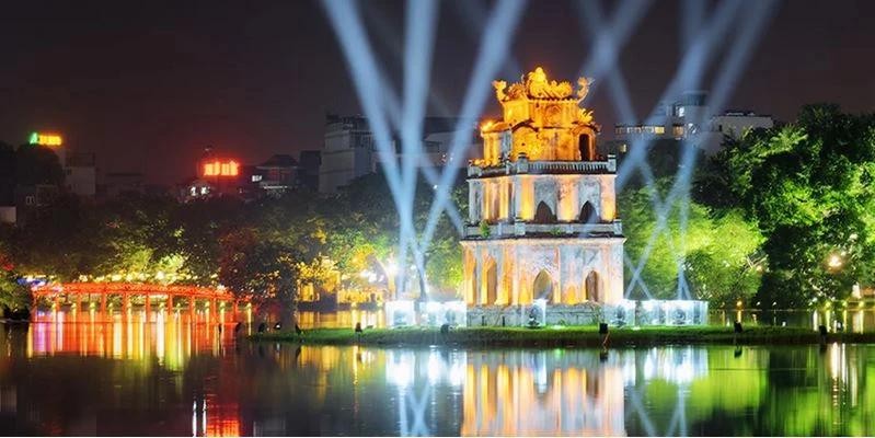 Le lac Hoàn Kiêm (Épée restituée), site touristique le plus visité à Hanoi. Photo : VNA.