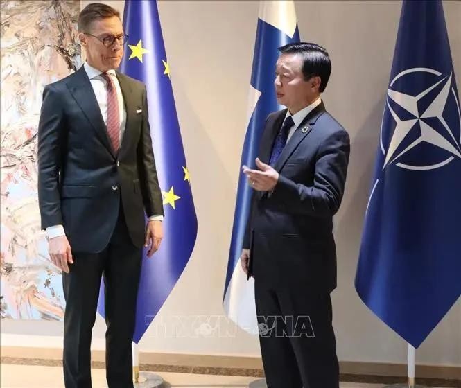 Le vice-Premier ministre Tran Hong Ha (droite) et le président finlandais, Alexander Stubb. Photo: VNA