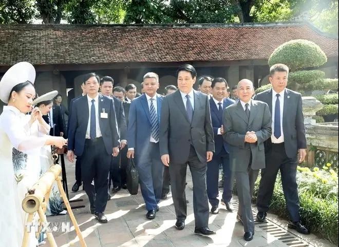 Le président Luong Cuong et le roi cambodgien Preah Bat Samdech Preah Boromneat Norodom Sihamoni visite vendredi 29 novembre le Temple de la Littérature à Hanoï. Photo : VNA.