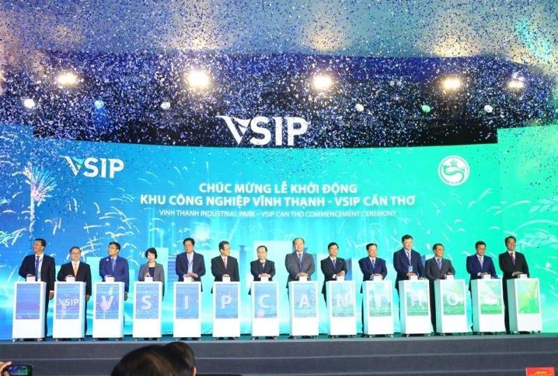 Les délégués ont appuyé sur le bouton de démarrage du projet de zone industrielle de Vinh Thanh - VSIP Can Tho. Photo : VNA.