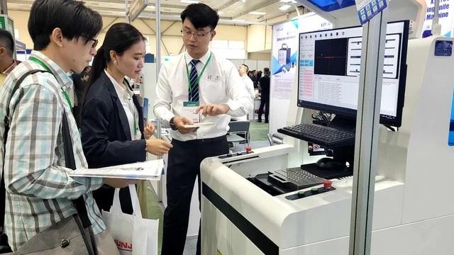 Dans un stand du salon GEIMS Vietnam 2024. Photo : nld.com.vn